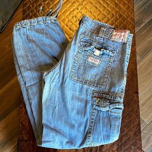 EUC True Religion Cargo Big T Jeans. Size 32